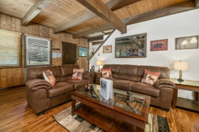 Little Bear Cottage - Cozy, quaint cabin with a great fireplace and so many fun board games!